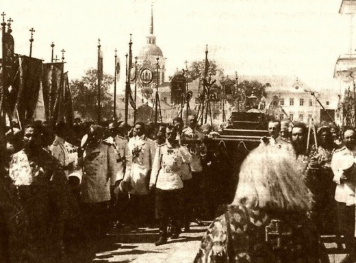 Царь Николай II несёт раку с мощами Серафима Саровского