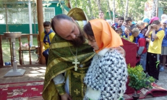 Иерей Роман в детском православном лагере 