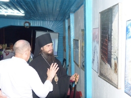 епископ Савватий и Евгений Танков на выставке картин в с. Нагорное