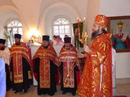 Всенощное бдение в день встречи Благодатного Огня в Тарской епархии 