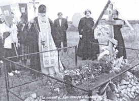 Митрополит Феодосий на могиле иеромонаха Александра