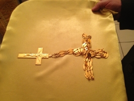 Епископ Савватий награждает наперстным золотым крестом иерея Михаила (Сафичук). Тарская епархия