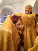 Епископ Савватий награждает наперстным золотым крестом иерея Михаила (Сафичук). Тарская епархия