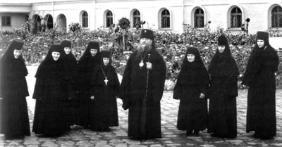 Сестры Свято-Никольского монастыря с владыкой Максимом
